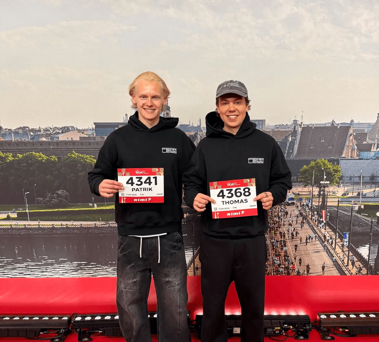 Patrik Romunen ja Thomas Kalmari kilpailunumeroidensa kanssa ennen maratonia